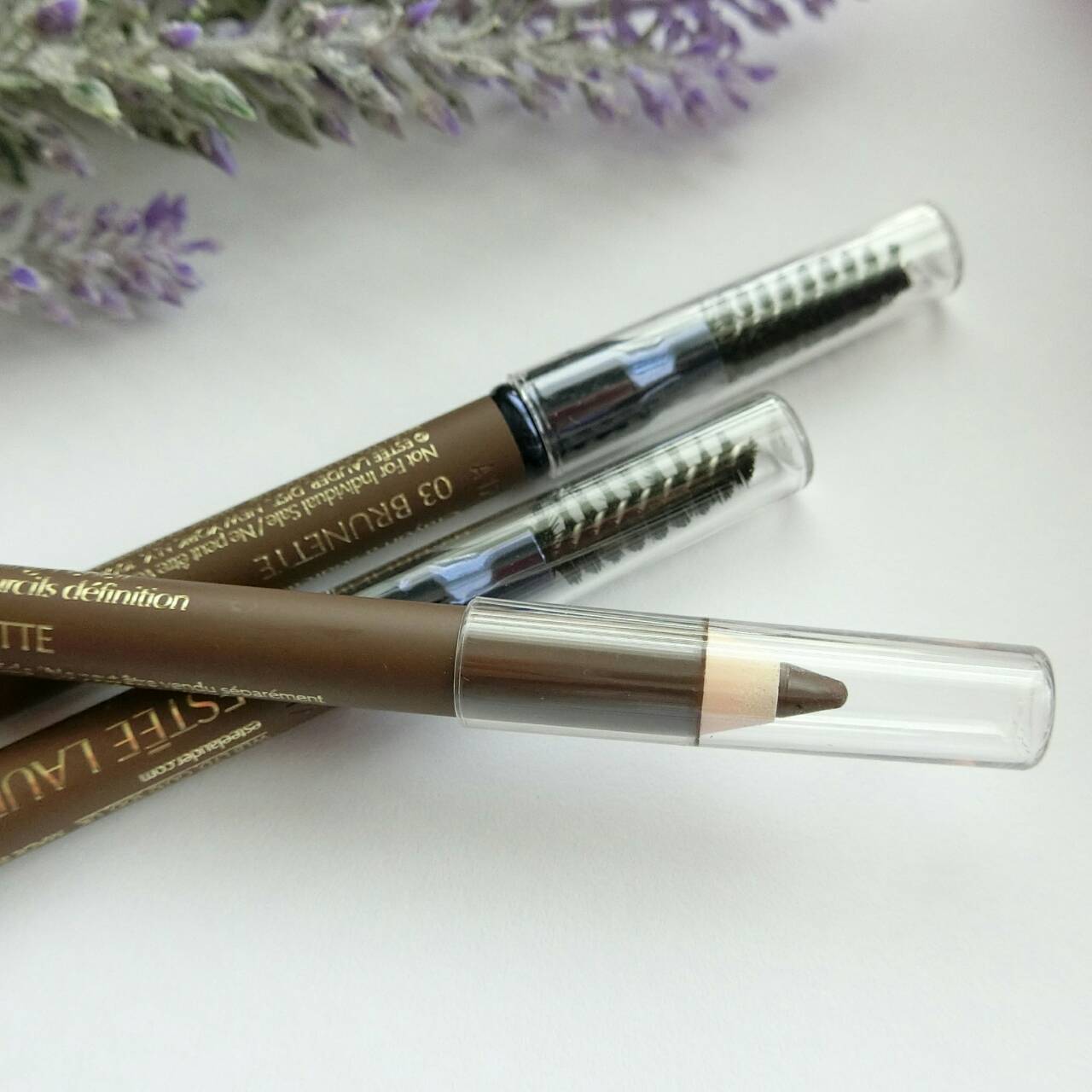 Estee Lauder Brow Now Brow Defining Pencil #03 Brunette สีน้ำตาลกลาง    ดินสอเขียนคิ้วเนื้อเจล ทู-อิน-วัน ไม่เพียงเติมเต็มคิ้วให้สวยสม่ำเสมอ แต่ยังช่วยจัดแต่งทรงไปในตัวด้วยแปรงปัด ช่วยเกลี่ยสีคิ้วได้เรียบเนียนและเซ็ททรงคิ้วให้สวยโค้งเป็นธรรมชาติ   เม็ดสีอณูละเอียดที่มอบผลลัพธ์อันประณีตและสวยงามได้อย่างรวดเร็วดุจมืออาชีพ 