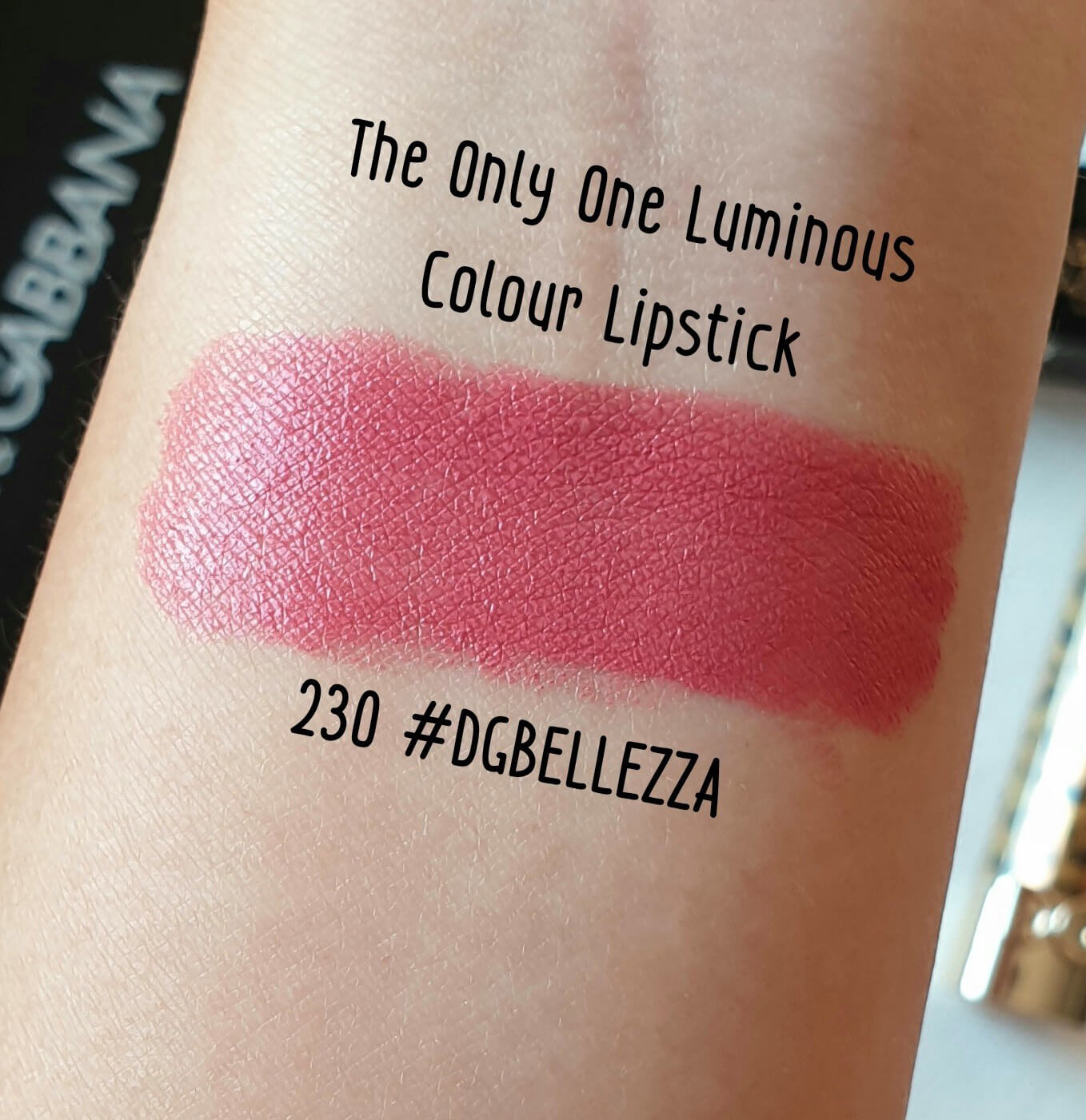 Dolce & GabbanaThe Only One Luminous Colour Lipstick #230 DGbellezza 1.7 g ลิปสติกฟินนิชเนียนนุ่มดุจใยไหม สูตรทอประกายสว่างจาก Dolce & Gabbana เฉดสีสดสวยคมชัด งดงามผ่านสัมผัสบางเบา เรียบเนียน ให้ความรู้สึกเย้ายวนชวนใช้ไม่รู้เบื่อ ในขณะที่ส่วนผสมเชิงซ้อน Mediterranean Glow Complex  ช่วยให้เนื้อผลิตภัณฑ์อันนุ่มนวลมอบการบำรุงล้ำลึก ชุ่มชื่น ให้แก่ริมฝีปาก