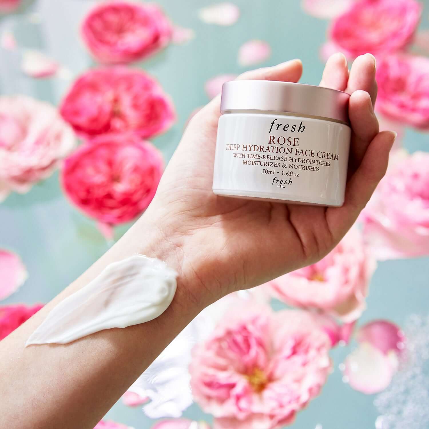 Fresh Rose Deep Hydration Face Cream 30 ml  ผลิตภัณฑ์ที่ทำหน้าที่ส่งมอบความชุ่มชื้นให้แก่ผิวได้ยาวนาน ถึง 24 ชั่วโมง* เหมาะสำหรับผิวธรรมดาถึงผิวแห้ง สูตรผลิตภัณฑ์เนื้อสัมผัสบางเบาที่ผสานเข้ากับ time-release technology ซึ่งช่วยเพิ่มประสิทธิภาพของการคงระดับน้ำ ที่เหมาะสมไว้ในผิว โดยจะไปทำหน้าที่ดึงและเก็บกักความชุ่มชื้นให้คงอยู่ในผิวได้ตลอดวัน