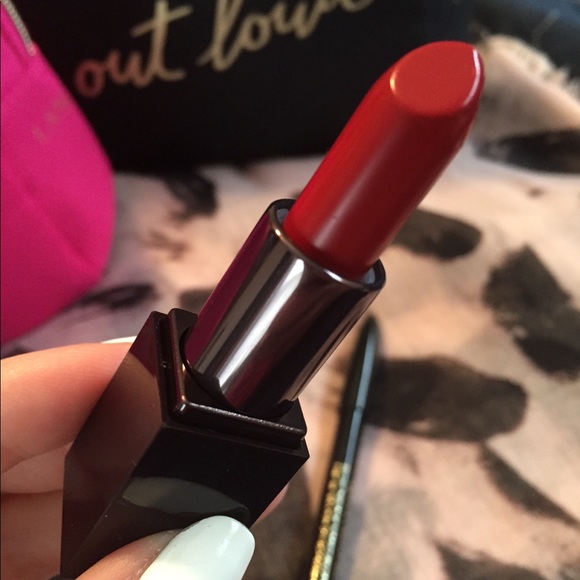 Laura MercierL Rouge Essentiel Silky Crème Lipstick Rouge Ultime #Classic Red 1.4 g ลิปสติกเนื้อซาตินที่มาพร้อมเม็ดสีคุณภาพสูงที่ให้สีสันเข้มข้น บางเบาสบายเรียวปาก  เพิ่มความชุ่มชื้นสูงสุด 6 ชั่วโมงให้เรียวปากเบาสบายโดยไม่ทำให้เรียวปากแห้งแตก