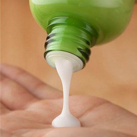  Innisfree Green Tea Balancing Lotion EX โลชั่นเนื้อบางเบาซึมง่าย ไม่เหนียวเหนอะหน่ะ ผสมสารสกัดจากชาเขียว กลิ่นหอมอ่อนๆช่วยทำให้ผิวหน้าเนียนนุ่ม ชุ่มชื่นพร้อมบำรุงผิวอย่างล้ำลึก