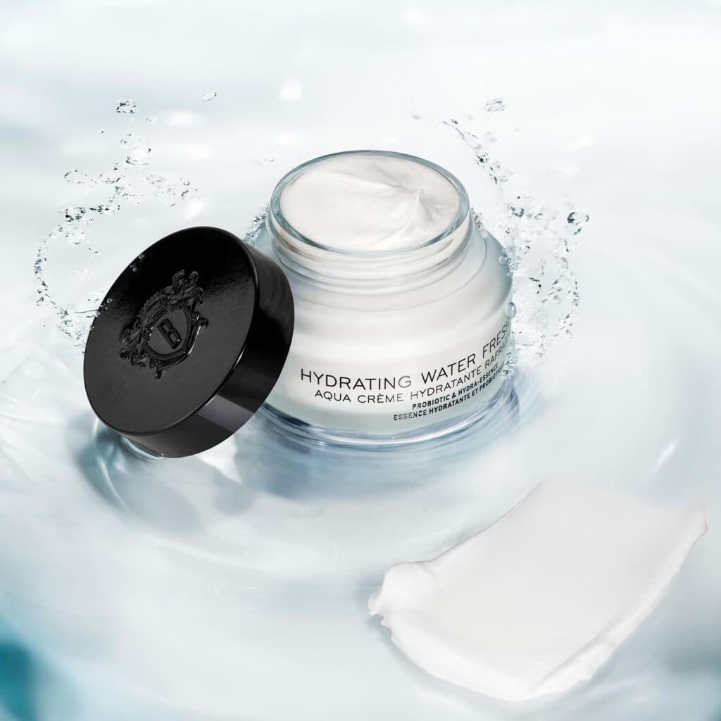 Bobbi Brown ydrating Water Fresh Cream ครีมปลุกผิวขาดน้ำ ด้วยสูตรการผลิตที่ผสานคุณค่าจากส่วนผสมอันทรงคุณประโยชน์ถึง 8 ชนิด รวมถึงกรดไฮยาลูโรนิคที่ทำหน้าที่เติมความฉ่ำน้ำให้กับผิวและกักเก็บเอาไว้ได้อย่างยาวนาน 