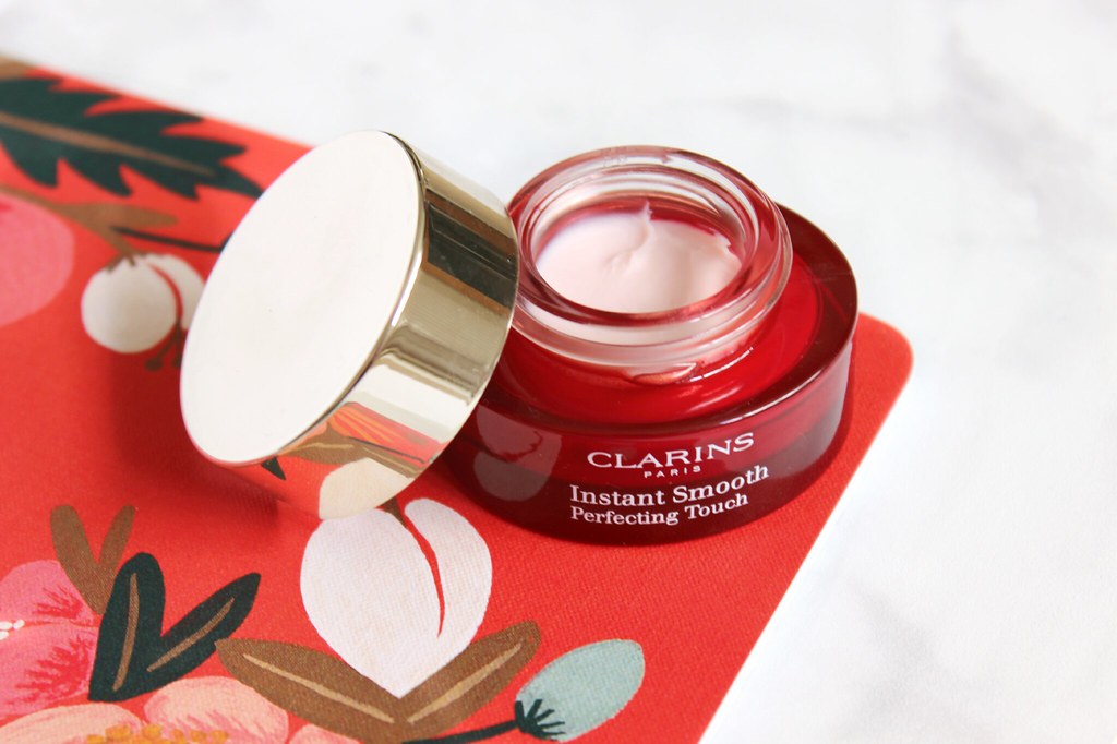 Clarins Instant Smooth Perfecting Touch ไพรเมอร์ที่ผสมระหว่างเมคอัพและสกินแคร์ ช่วยอำพราง เติมเต็ม ริ้วรอย ร่องลึก และรูขุมขน บนใบหน้าในทันที 