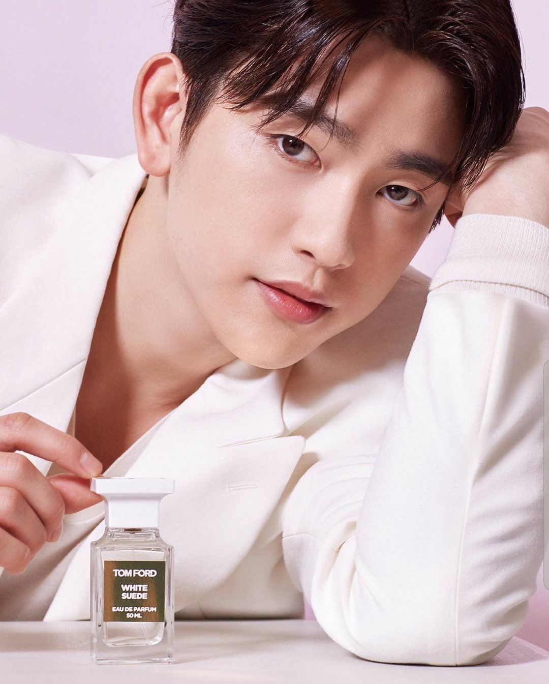 White Suede EDP 4 ml กลิ่นหอมที่ขาวบริสุทธิ์และนุ่มนวลของมัสก์และกุหลาบถูกนำมาจัดวางผสานกันอย่างมีลูกเล่นเข้ากับ leather-suede ที่ยากจะคาดเดา มอบกลิ่นหอมที่ซับซ้อน