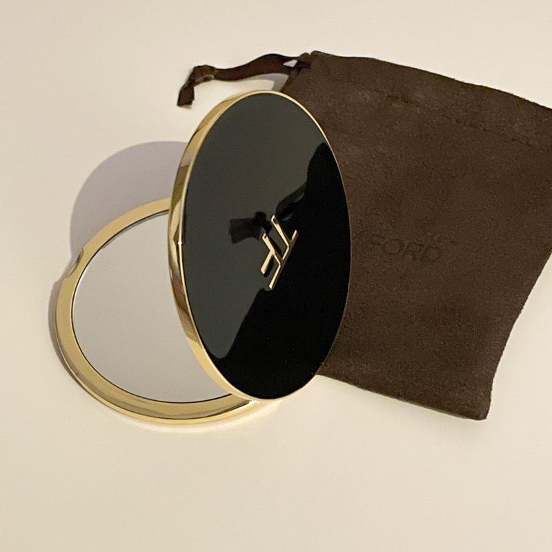 Tom Ford Mirror (Black) + Pouch, CERMIN COMPACT MIRROR TOM FORD + POUCH ,TOM FORD Compact Mirror Face , TOM FORD compact makeup portable mirror ,Tom Ford Compact Makeup Portable Mirror For Travel- VIP gift from TF beauty , กระจกพกพา , กระจกทอมฟอร์ด , Tom Ford Mirror ราคา , Tom Ford Mirror รีวิว 